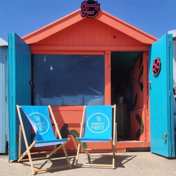 SANDY FEET GROUND FRONT ROW BEACH HUT (88A)